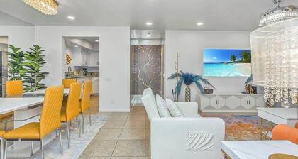 Bright and Stylish Downtown Condo | 4 Beds | 2BR/2BA| Sleeps 8 | Walk to Shops