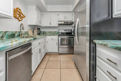 Bright and Stylish Downtown Condo | 4 Beds | 2BR/2BA| Sleeps 8 | Walk to Shops