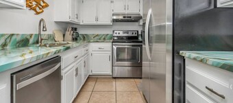 Bright and Stylish Downtown Condo | 4 Beds | 2BR/2BA| Sleeps 8 | Walk to Shops