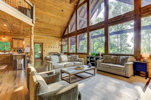 Una Smart TV, una chimenea, videojuegos, un futbolín