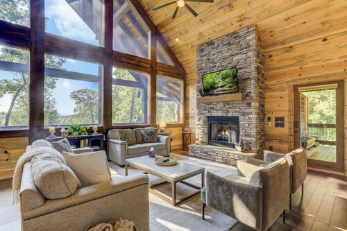 Hot Tub Soaks, Scenic Vistas, Starlit S'mores, Game Nights & Outdoor Fun - Little Creek Cabin
