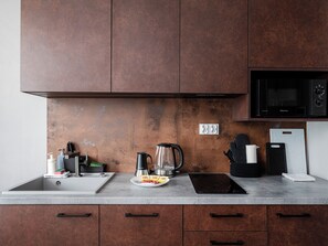 Køleskab, mikrobølgeovn, kogeplade, opvaskemaskine