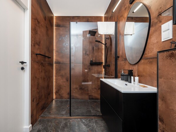 Shower, hair dryer, towels