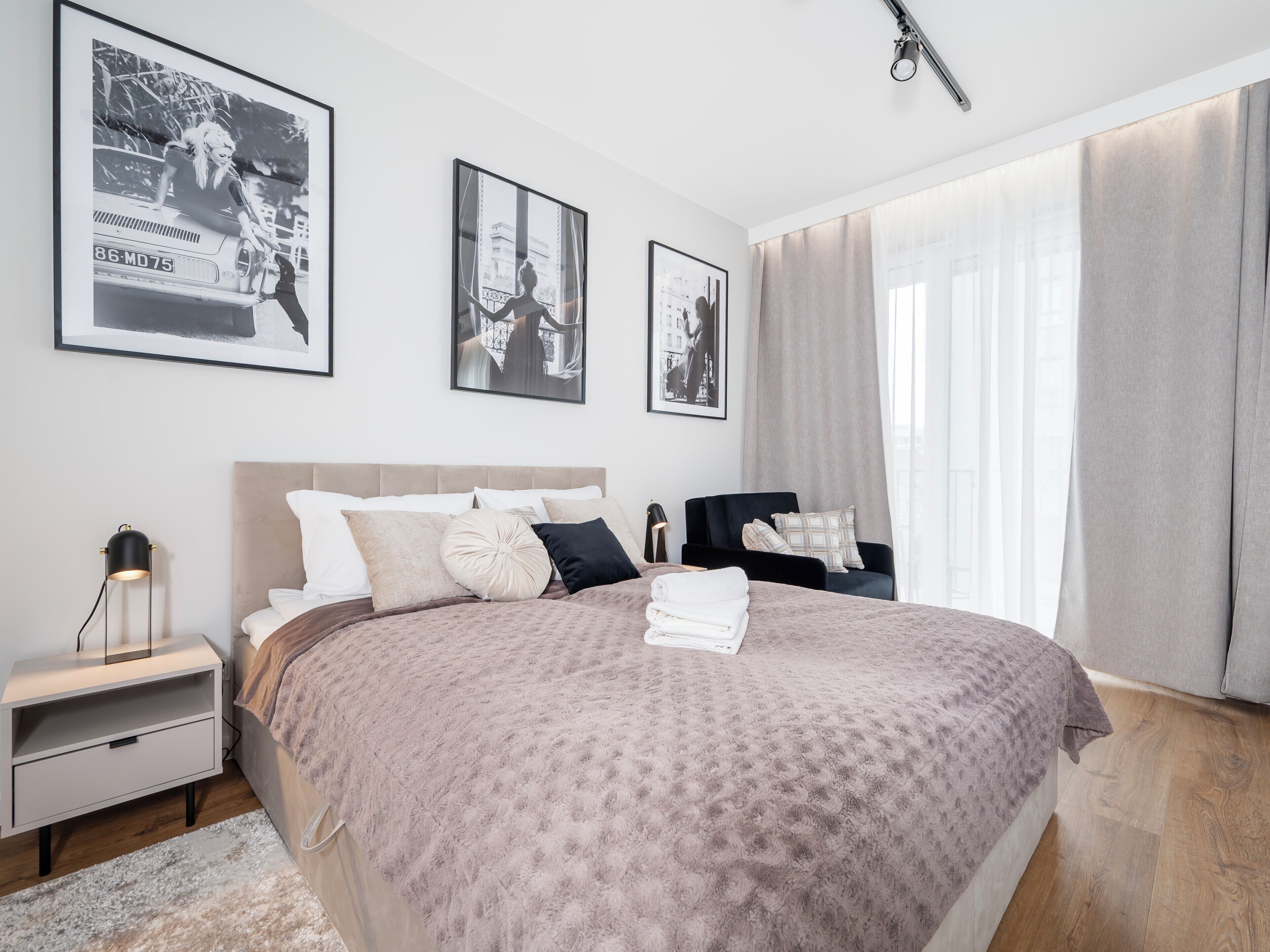 Tabla de planchar con plancha, wifi, ropa de cama