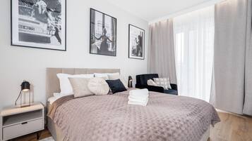 Tabla de planchar con plancha, wifi, ropa de cama