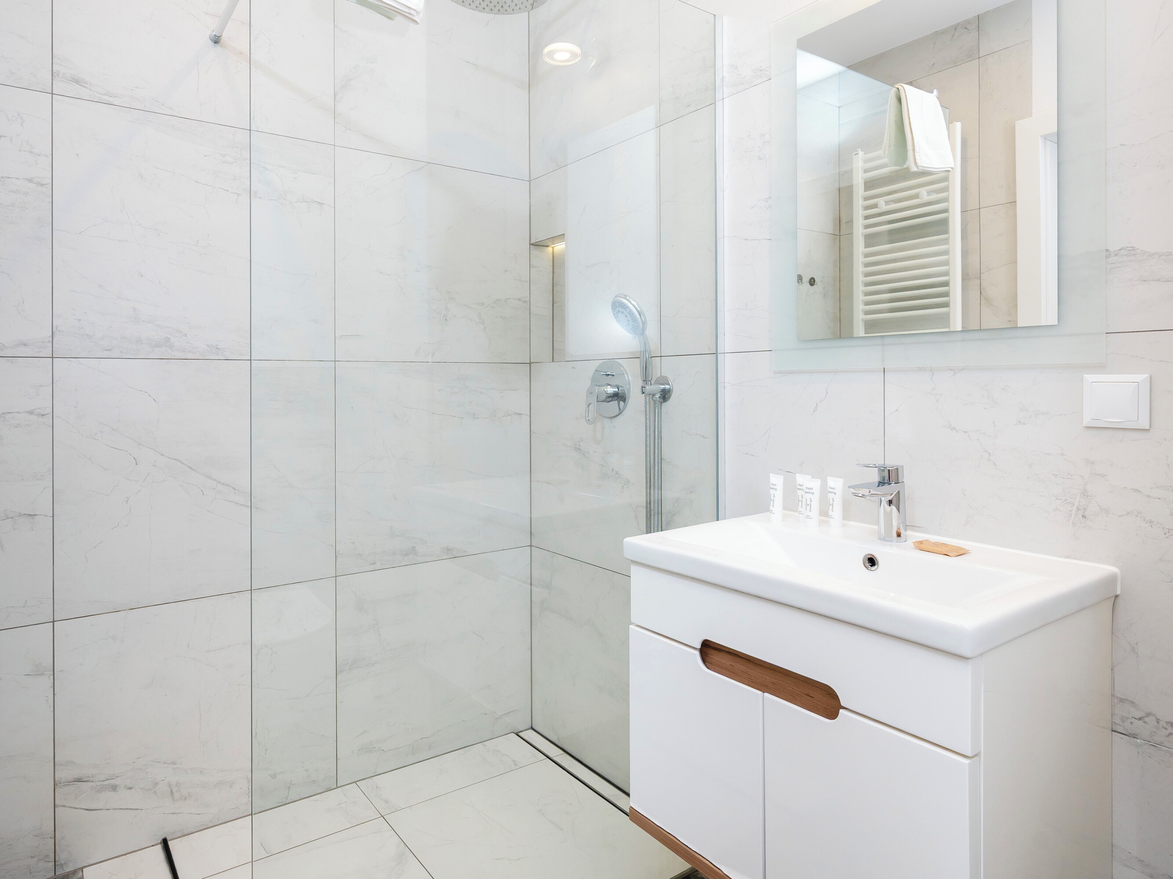 Regadera, secadora de cabello, toallas 