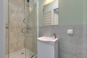 Douche, sèche-cheveux, serviettes fournies