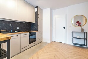 Fridge, oven, stovetop, dishwasher