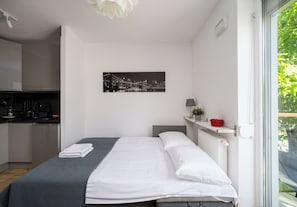 Iron/ironing board, WiFi, bed sheets