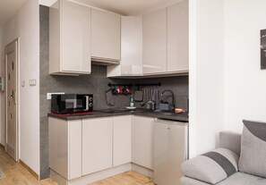 Frigorífico, microondas, placa de cocina y lavavajillas