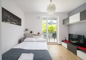 Tabla de planchar con plancha, wifi, ropa de cama