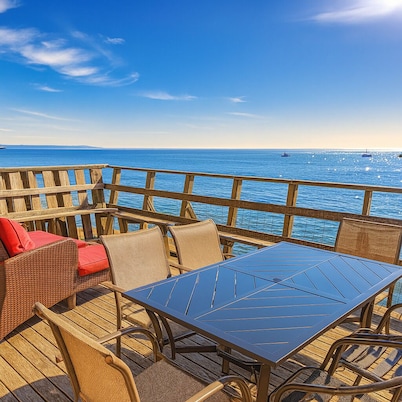 Spacious 5-bedroom house, sleeps 11 with AC, WiFi in adorable Ocean Bay Park