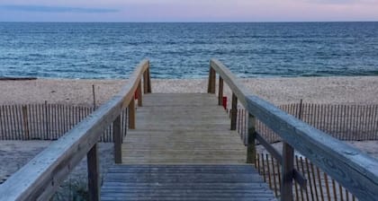 Spacious 5-bedroom house, sleeps 11 with AC, WiFi in adorable Ocean Bay Park