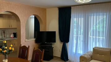 Deluxe Apartment, City View | Living area