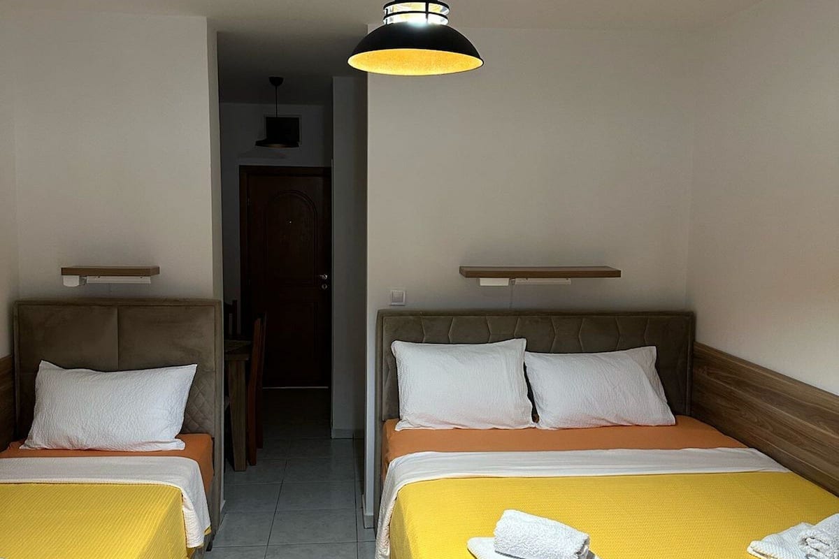 Habitación triple clásica, balcón, vista a la ciudad | Escritorio, espacio para trabajar con laptop y wifi gratis