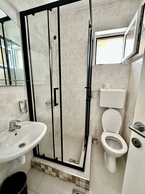 Comfort apartman, erkély, kilátással a városra | Fürdőszoba | Hajszárító, törölközők, szappan és sampon