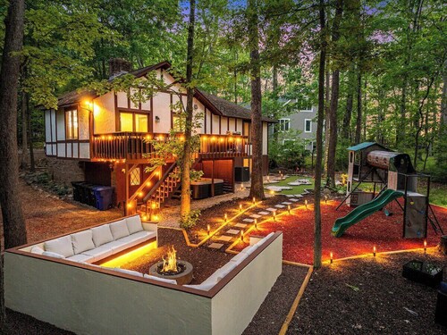 The Hidden Gem! Speakeasy, Karaoke, Hot Tub, Golf