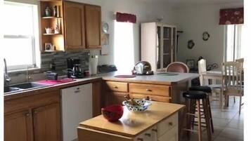 Microondas, horno, parrilla de estufa y lavavajillas