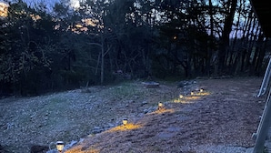 A pathway with a star-shaped light installation. - Charming 2-bdrm house with AC, WiFi in Cherokee Village with amazing river views (Cherokee Village)