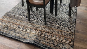 A dining area with a round table, four chairs, and a patterned rug. - Charming 2-bdrm house with AC, WiFi in Cherokee Village with amazing river views (Cherokee Village)