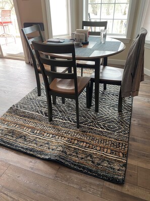 Dining - Charming 2-bdrm house with AC, WiFi in Cherokee Village with amazing river views (Cherokee Village)