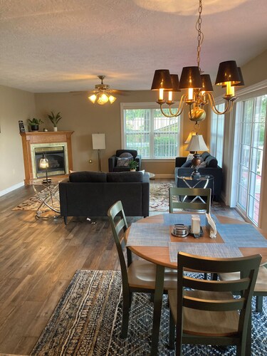 Charming 2-bdrm house with AC, WiFi in Cherokee Village with amazing river views