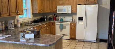 Geladeira, micro-ondas, fogão, cooktop