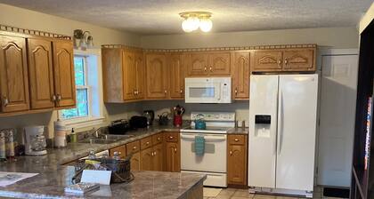 Charming 2-bdrm house with AC, WiFi in Cherokee Village with amazing river views