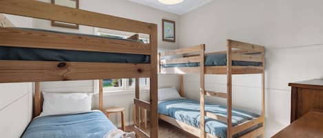 3 habitaciones, tabla de planchar con plancha, wifi y ropa de cama