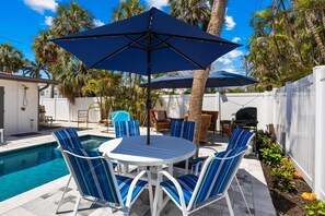 Outdoor dining - Fancy That: Pool, Putting Green, 1.5 Blocks to Beach by Anna Maria Life Vacation Rentals (Holmes Beach)