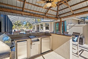 Terrace/patio - Stuck on 'Cation: Pool, Spa, Outdoor Kitchen, Screened Lanai by Anna Maria Life Vacation Rentals (Bradenton)