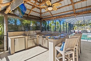 Outdoor dining - Stuck on 'Cation: Pool, Spa, Outdoor Kitchen, Screened Lanai by Anna Maria Life Vacation Rentals (Bradenton)