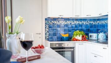 Kühlschrank, Mikrowelle, Ofen, Herdplatte