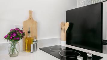 Kühlschrank, Mikrowelle, Wasserkocher mit Kaffee-/Teezubehör