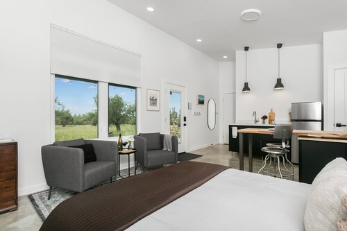 Art Ranch: O'Keeffe | 1/1, Gas Grill, Hill Country Ambience, Art Classes Available Onsite