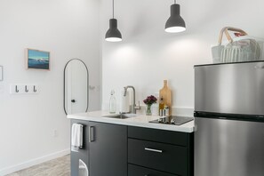 Kühlschrank, Mikrowelle, Wasserkocher mit Kaffee-/Teezubehör