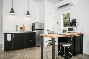 Kühlschrank, Mikrowelle, Wasserkocher mit Kaffee-/Teezubehör