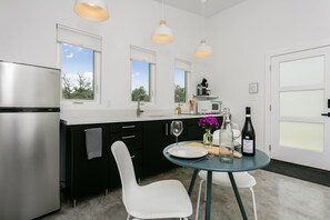 Refrigerador, microondas, cafetera/tetera, utensilios de cocina