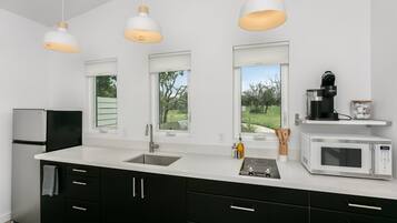 Kühlschrank, Mikrowelle, Wasserkocher mit Kaffee-/Teezubehör