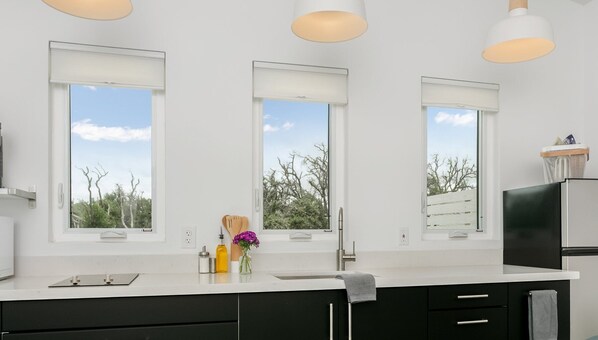 Réfrigérateur, micro-ondes, cafetière/bouilloire