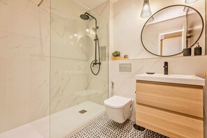 Secador de cabelo, toalhas de banho