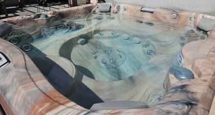 4- bed 3-bath w/private HOT TUB
