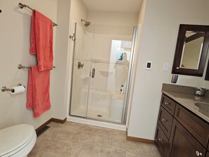 Shower, hair dryer, towels, soap - 4- bed 3-bath w/private HOT TUB (Ames)