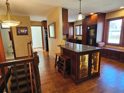 4- bed 3-bath w/private HOT TUB