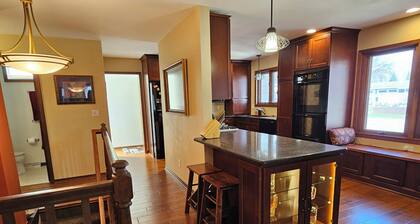 4- bed 3-bath w/private HOT TUB