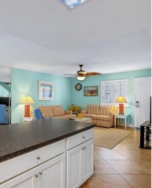 Smart TV - 3 min walk to Beach! - 11 Pools - Gated community - Gulf highlands resort! (Panama City)