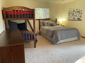 3 Schlafzimmer, Schreibtisch, Bügeleisen/Bügelbrett, Reisekinderbett