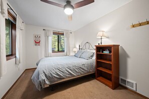 4 bedrooms, desk, free WiFi, bed sheets