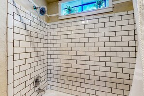 Hair dryer - Historic Bungalow in Walkable Old Bend (Bend)