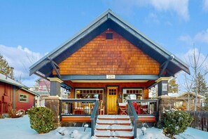 Exterior - Charming Bungalow in Walkable Old Bend (Bend)